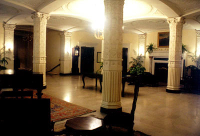 foyer.jpg (25523 bytes)